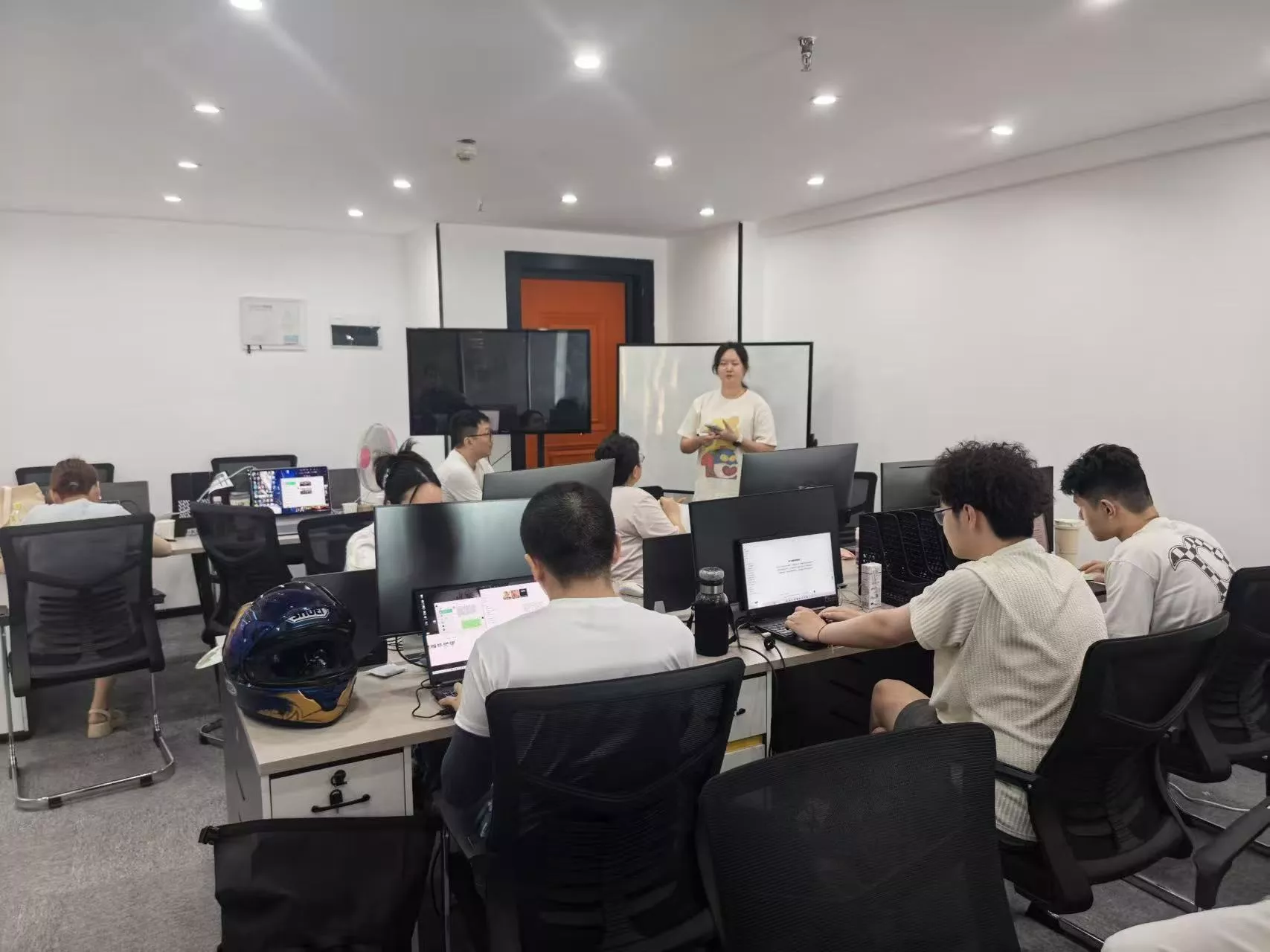 中科奥美团队照片三